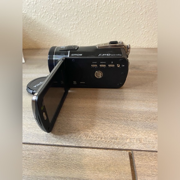 INSIGNIA HD CAMCORDER Touch Screen Display, 10 megapixels, Free selfie stick - Picture 4 of 14